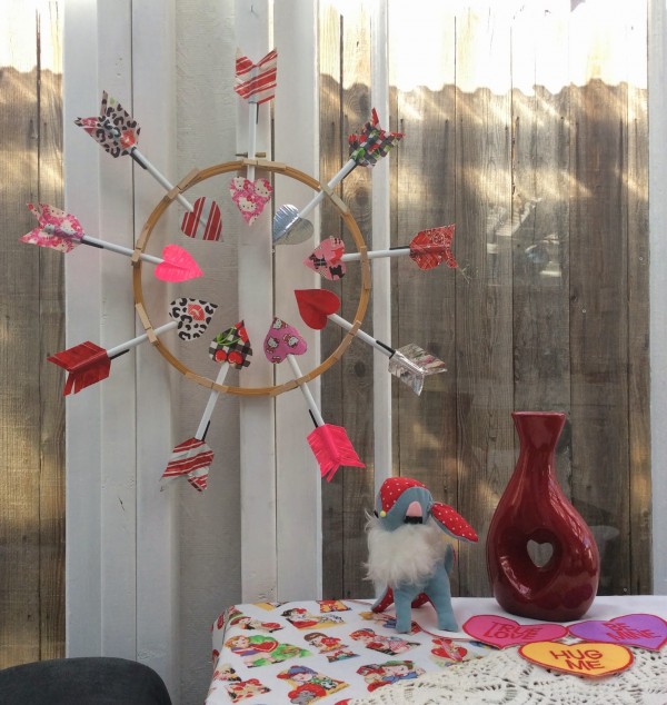 how-to-make-valentine-arrow-hoop-decoration