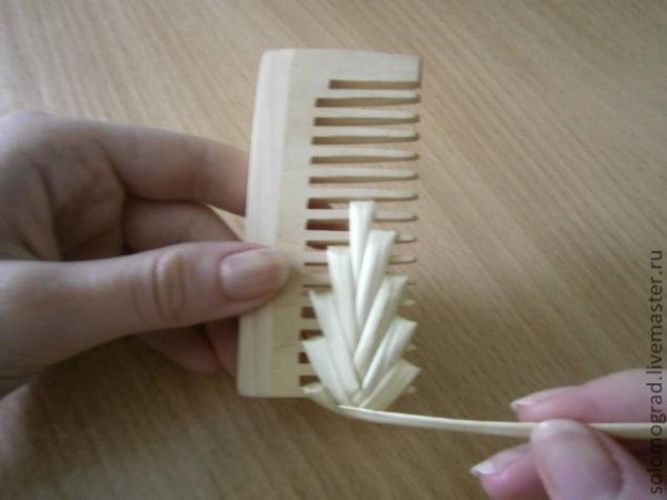 how to weave straw with comb